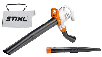 Vista laterale dell'aspiratore trituratore Stihl SHE 71, utilizzato su prato verde
