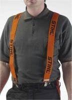 Uomo che indossa bretelle arancioni con logo STIHL, abbinate a una polo grigia. Accessorio ideale per lavoratori forestali e giardinieri, offre supporto e comfort durante l'uso di attrezzature pesanti.