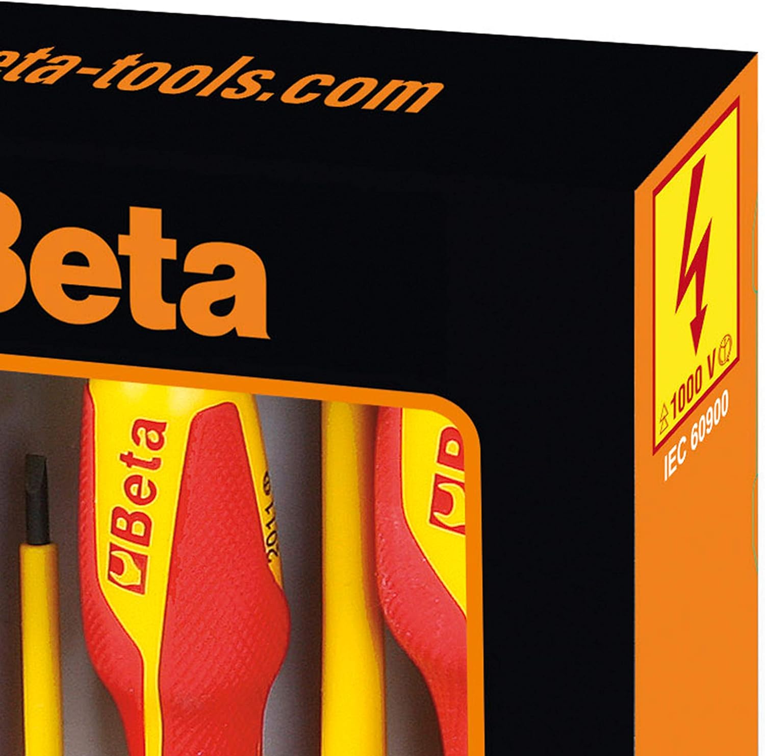 Set di cacciaviti isolati Beta, certificati IEC 60900 per lavori fino a 1000V. Manici ergonomici rosso-giallo con logo Beta. Confezione nera con marchio Beta e sito web beta-tools.com. Ideali per elettricisti e lavori di precisione.