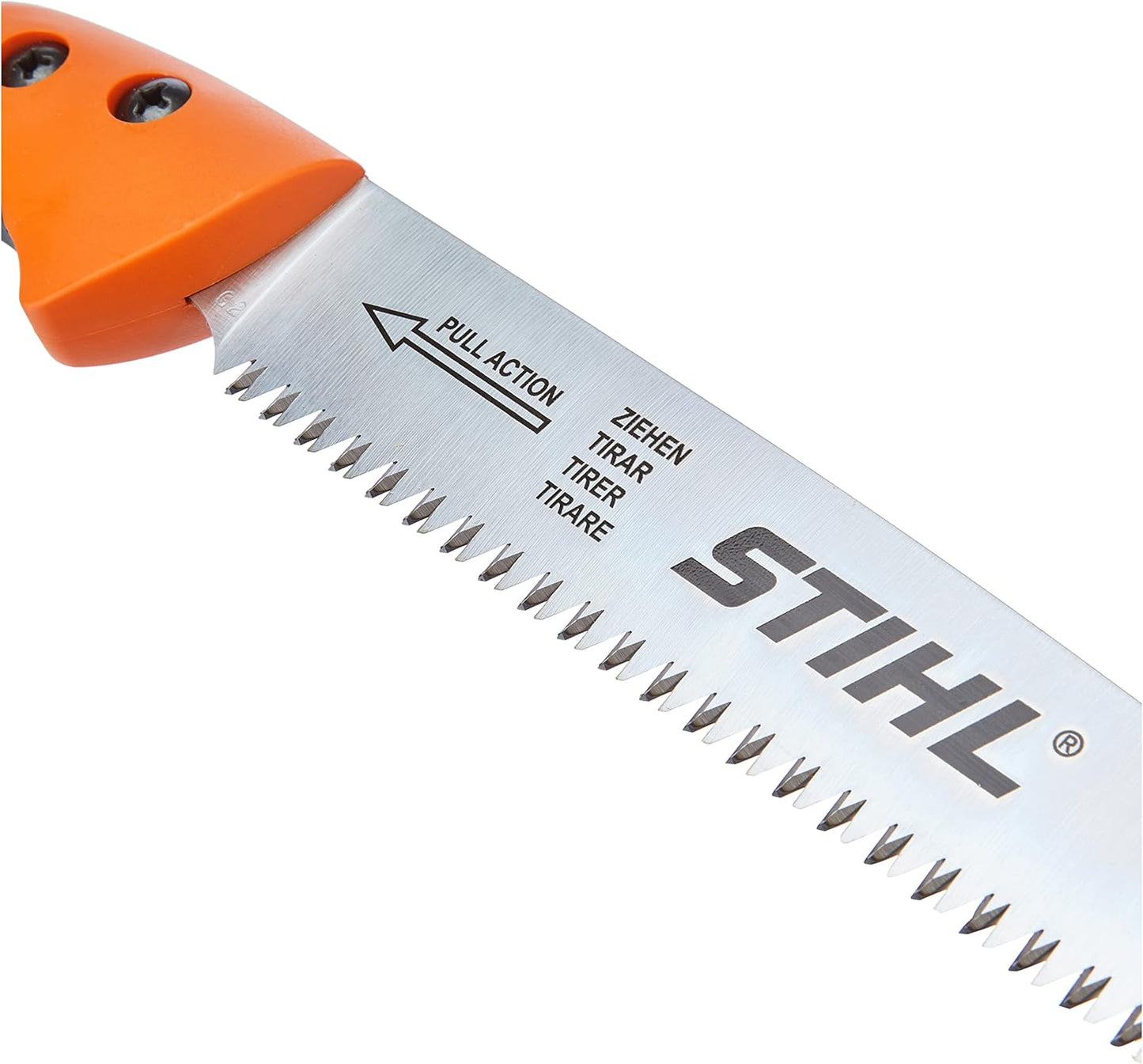 Sega a mano STIHL con lama dentata, manico arancione ergonomico, indicazioni di utilizzo in diverse lingue, ideale per taglio di legno e giardinaggio, attrezzo professionale affidabile e di alta qualità.