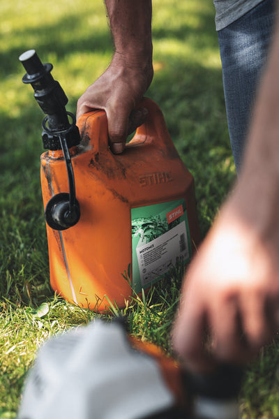 Tanica di Motomix Stihl, miscela pronta per motori a 2 e 4 tempi