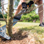 Persona utilizza un attrezzo da giardinaggio per tagliare rami di un albero in giardino. Strumento da potatura, cura delle piante, giardinaggio, manutenzione del verde, attrezzi da giardino, taglio rami, cura alberi, attrezzi per giardinieri.