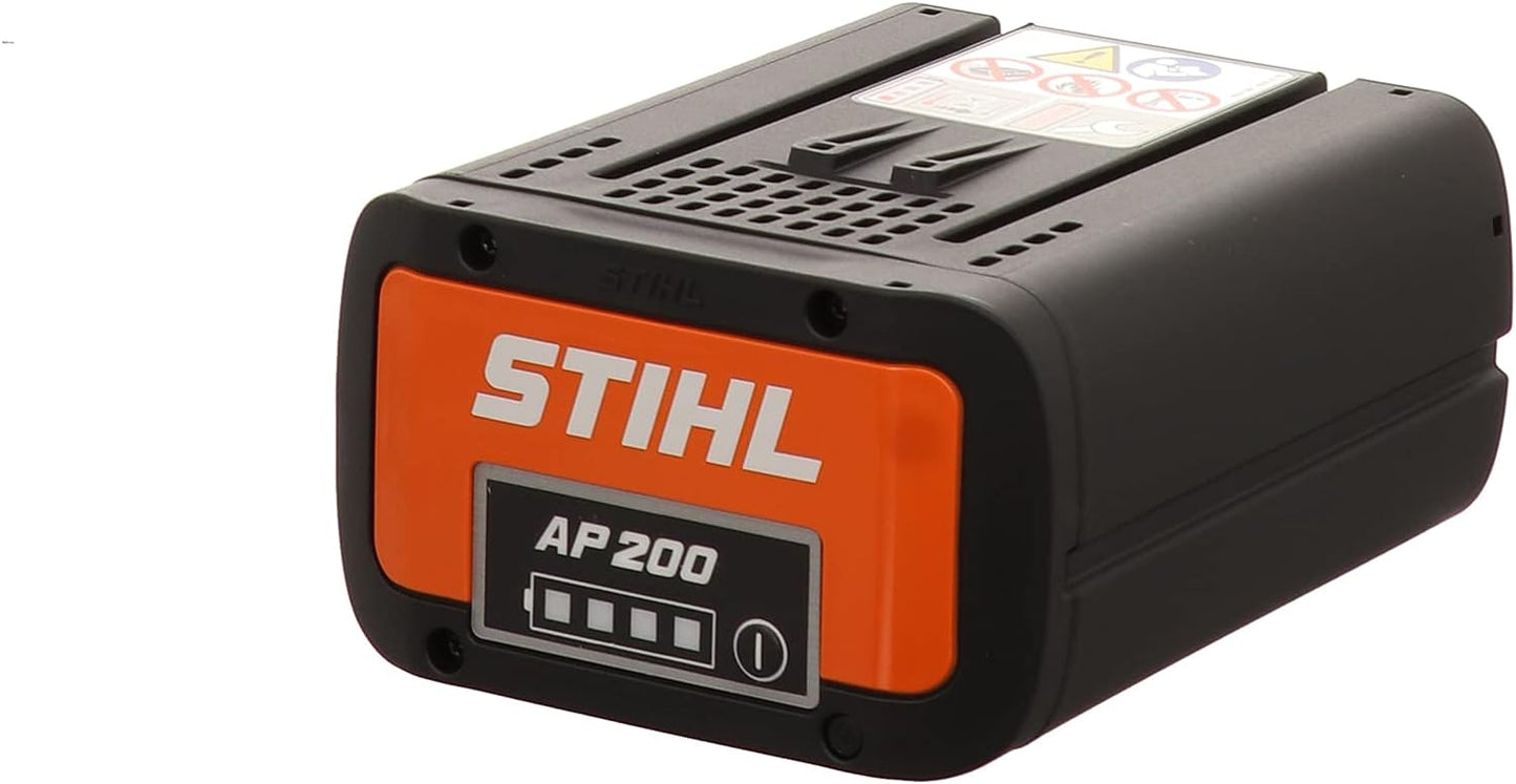 Batteria agli ioni di litio STIHL AP 200, ideale per attrezzature da giardino e utensili elettrici. Design compatto e resistente, con indicatore di carica a LED. Perfetta per prestazioni elevate e lunga durata.