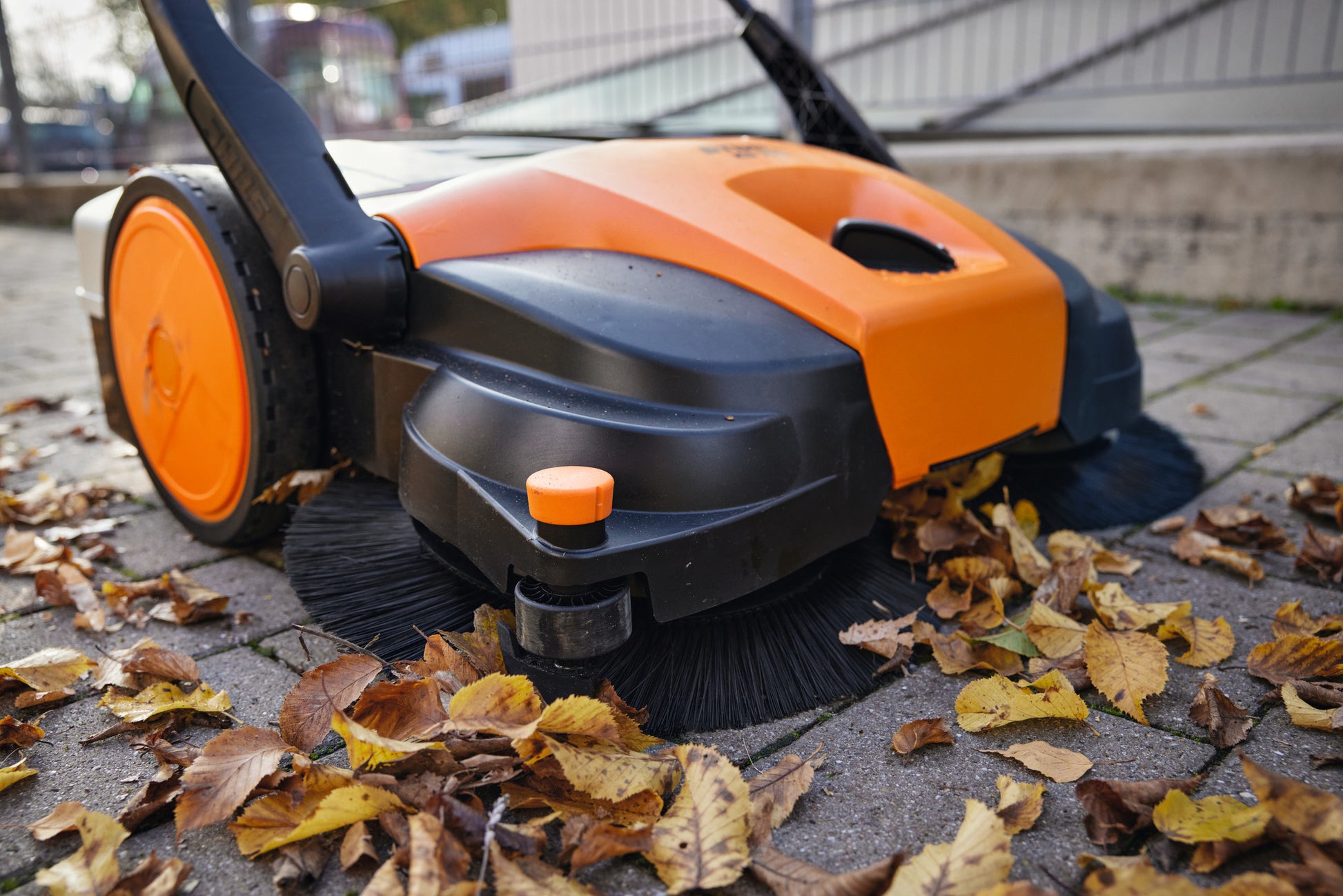 Spazzatrice Stihl KG 770 in posizione verticale per riporla