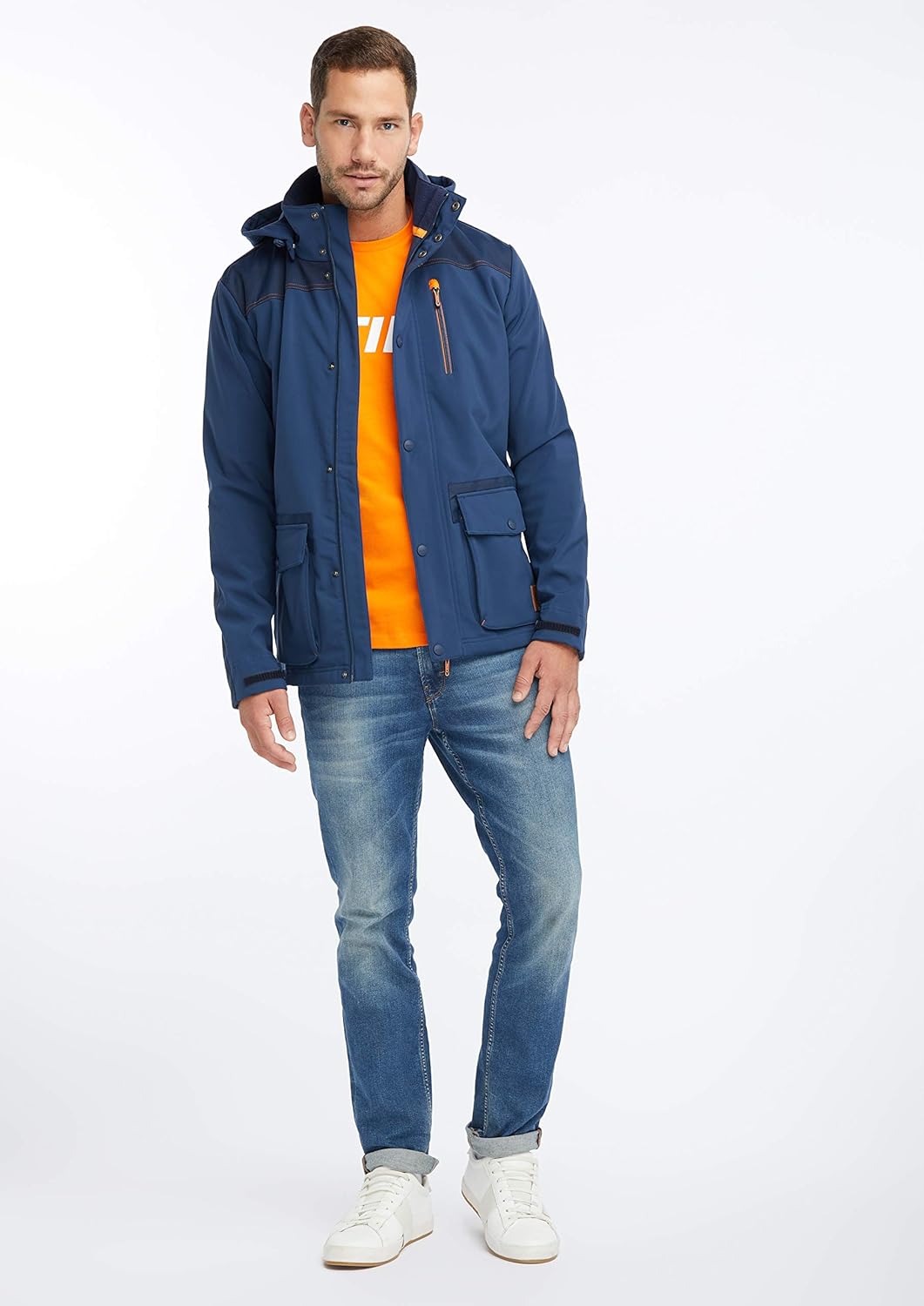 Giacca impermeabile blu da uomo con cappuccio, abbinata a maglietta arancione e jeans, perfetta per look casual e sportivi. Ideale per proteggersi dalla pioggia e dal vento. Scarpe bianche completano l'outfit.