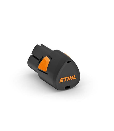 Un'immagine di una batteria STIHL AS 2, di colore nero con un pulsante arancione e il logo STIHL in arancione sul lato.