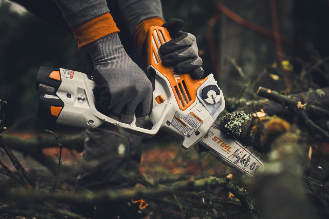 Operatore che utilizza il potatore a batteria STIHL GTA 40 per tagliare rami.