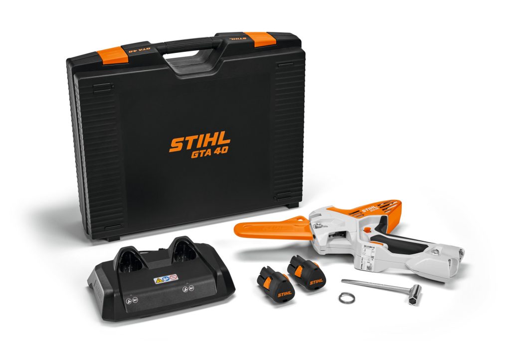 Set completo del potatore a batteria STIHL GTA 40 con valigetta, batterie e caricabatterie.