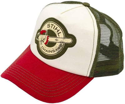 Cappellino da baseball STIHL Chainsaw, stile trucker, con visiera rossa, pannello frontale bianco con logo della motosega, e retro in rete verde. Accessorio per appassionati di motoseghe e outdoor. Design vintage.