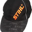 Cappellino nero da baseball STIHL con logo arancione ricamato sul davanti e scritta ripetuta sulla visiera. Design sportivo con bordi grigi, ideale per appassionati del marchio e per proteggersi dal sole durante le attività all'aperto.