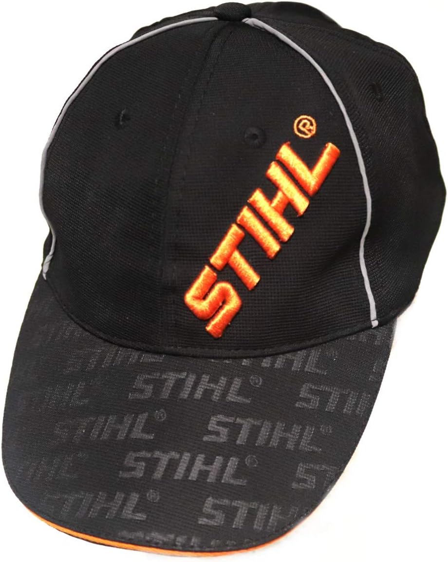 Cappellino nero da baseball STIHL con logo arancione ricamato sul davanti e scritta ripetuta sulla visiera. Design sportivo con bordi grigi, ideale per appassionati del marchio e per proteggersi dal sole durante le attività all'aperto.