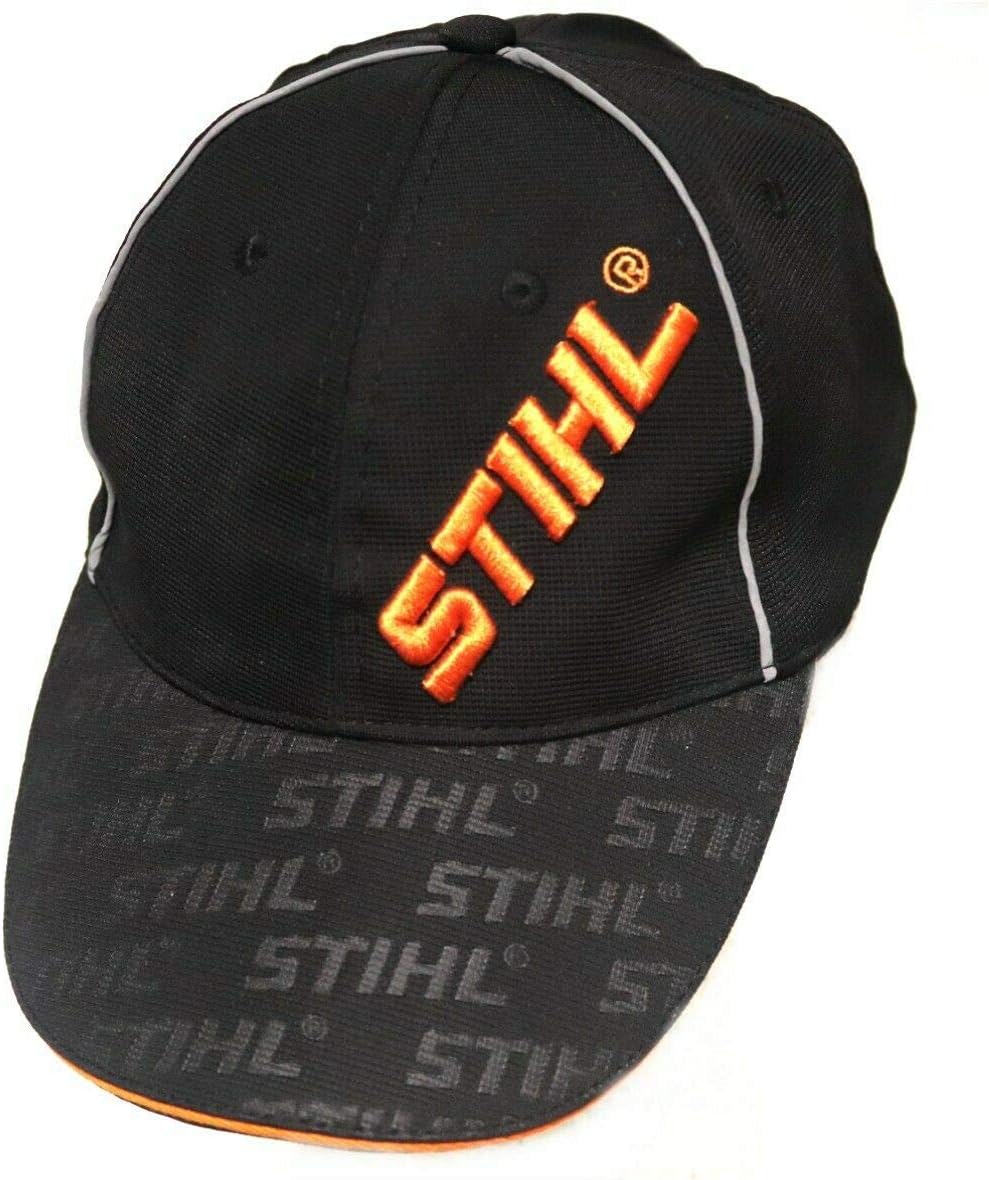 Cappello nero STIHL con logo arancione ricamato, visiera stampata con marchio ripetuto. Design sportivo con dettagli riflettenti sui lati. Accessorio ideale per appassionati di attrezzature da giardinaggio e fai-da-te. Ottima qualità e stile distintivo.