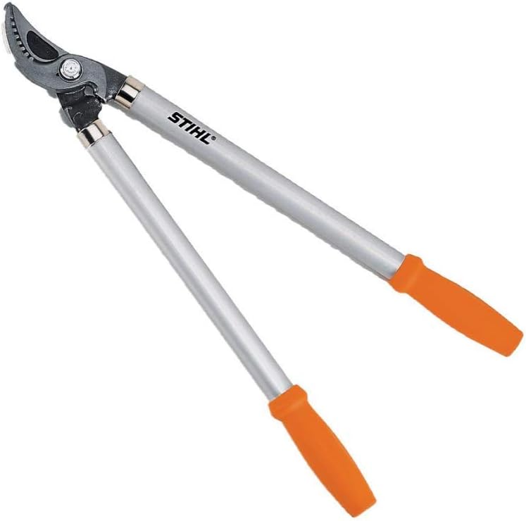 Cesoie da potatura STIHL con manici lunghi in alluminio e impugnature arancioni ergonomiche, ideale per giardinaggio e taglio rami. Strumento robusto e preciso per la cura delle piante e degli alberi.