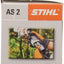 Confezione della batteria STIHL AS 2, con immagini illustrative dell'uso e del caricatore. Ideale per attrezzature da giardinaggio a batteria, garantisce alta performance e affidabilità. Perfetta per potatori e cesoie STIHL.