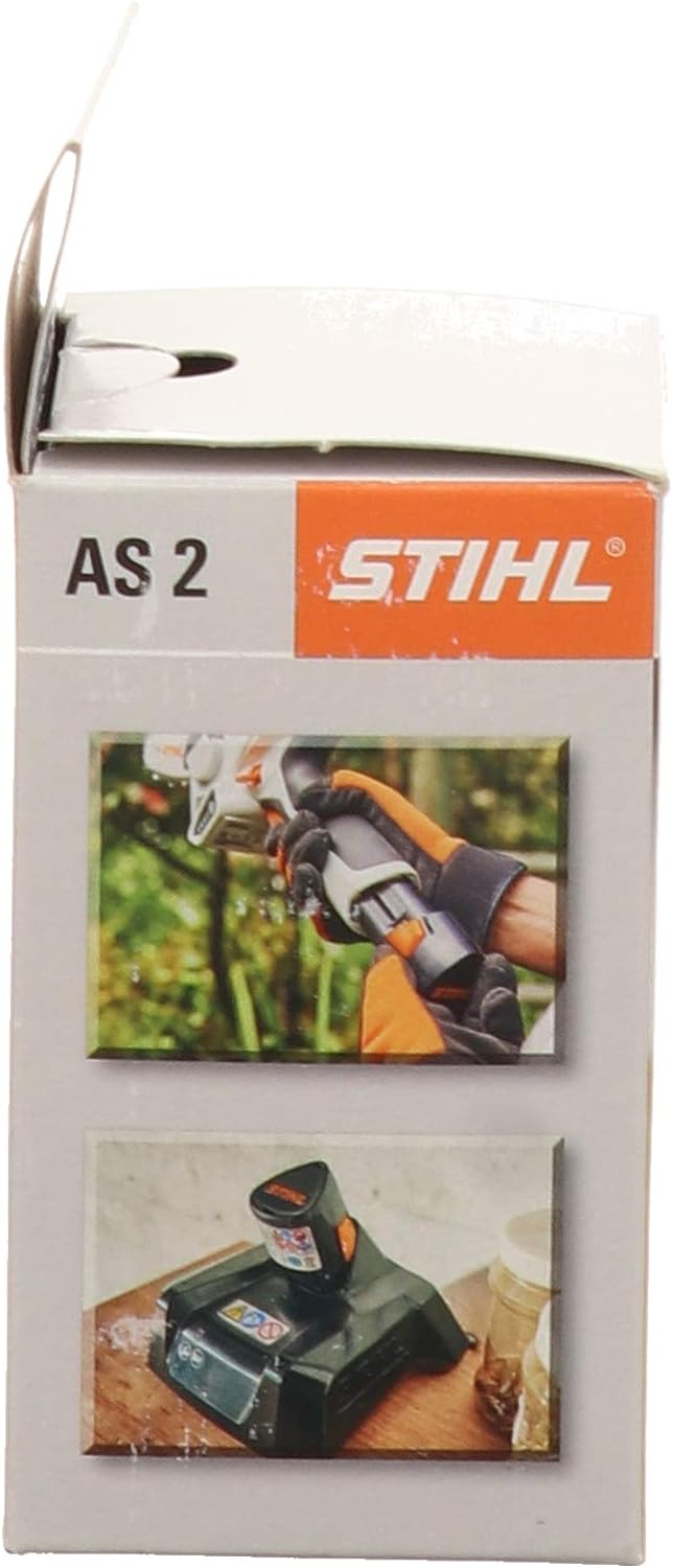 Confezione della batteria STIHL AS 2, con immagini illustrative dell'uso e del caricatore. Ideale per attrezzature da giardinaggio a batteria, garantisce alta performance e affidabilità. Perfetta per potatori e cesoie STIHL.