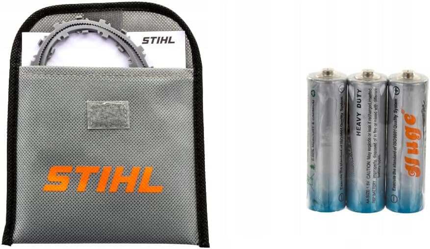 Immagine di un kit di accessori STIHL con custodia grigia e logo arancione, contenente una lama di ricambio per sega a catena e tre batterie Heavy Duty marca Huge. Ideale per la manutenzione e il funzionamento ottimale degli attrezzi da giardinaggio.