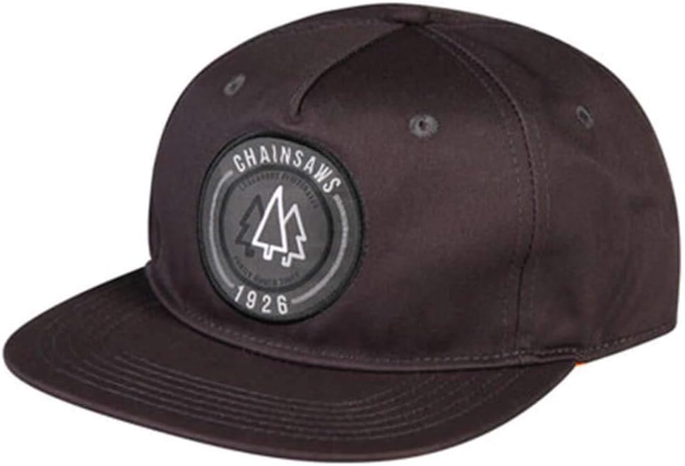 Cappello snapback nero con visiera piatta, logo centrale con scritta "Chainsaws 1926" e disegno di due alberi. Design moderno e casual, ideale per streetwear e abbigliamento sportivo. Materiale resistente e regolabile per una vestibilità comoda.