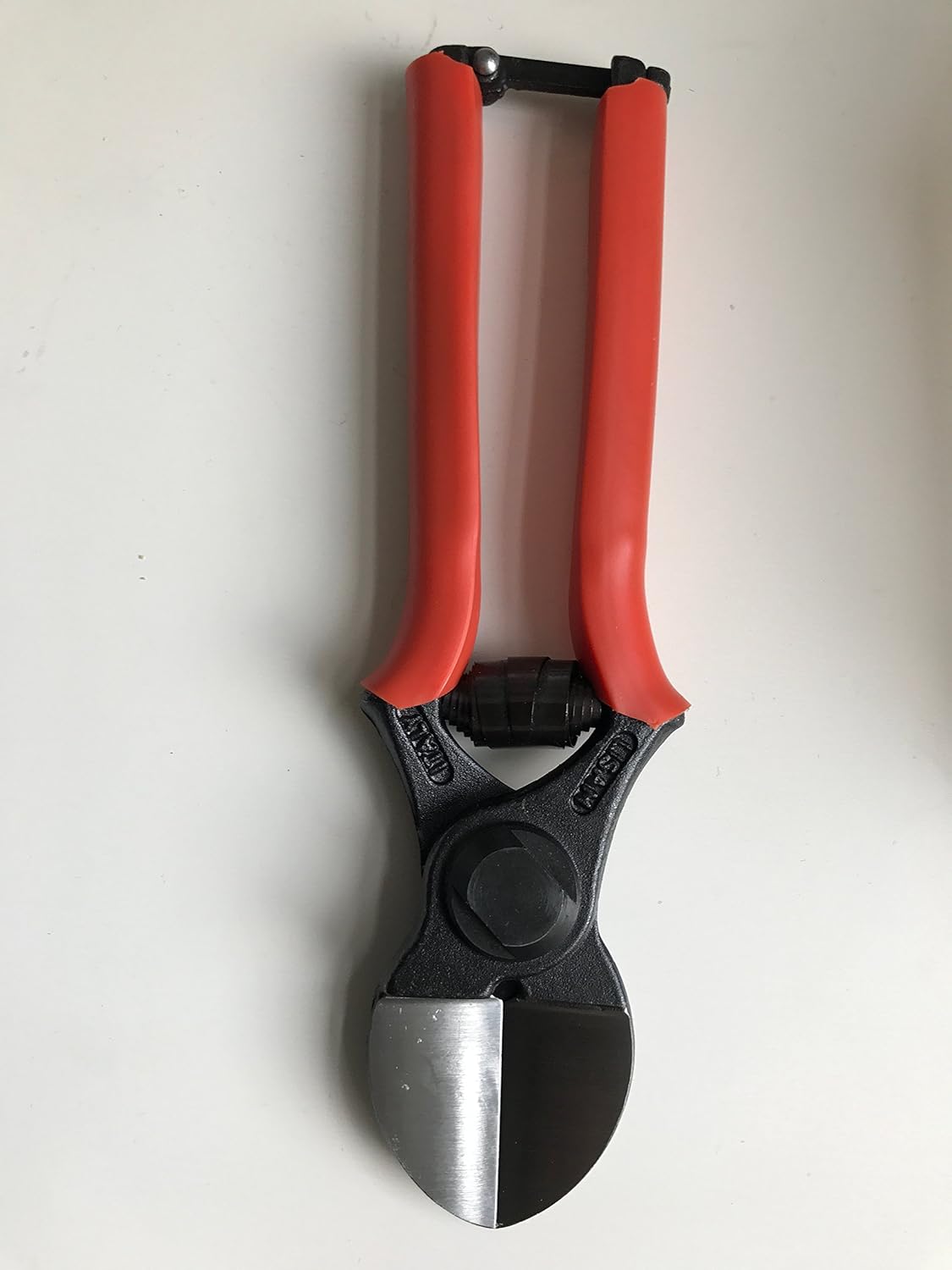 Pinza tagliacavi professionale con impugnatura ergonomica rossa e lame in acciaio, ideale per taglio preciso di cavi elettrici e metallici. Strumento di alta qualità per elettricisti e tecnici.