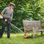 Decespugliatore STIHL FSA 86 R in un giardino