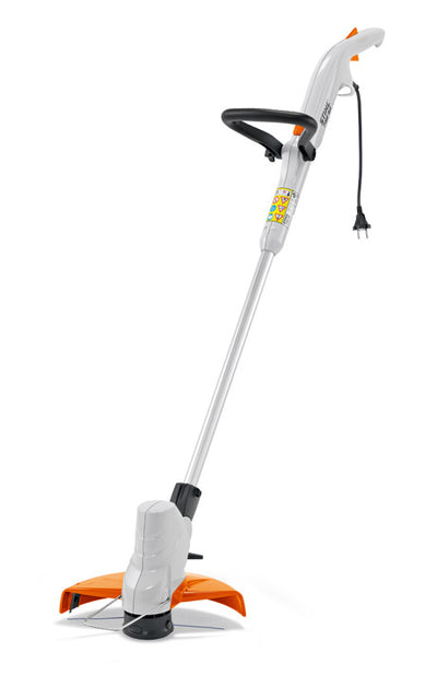 Vista frontale del rifinitore elettrico Stihl FSE 52 con impugnatura regolabile