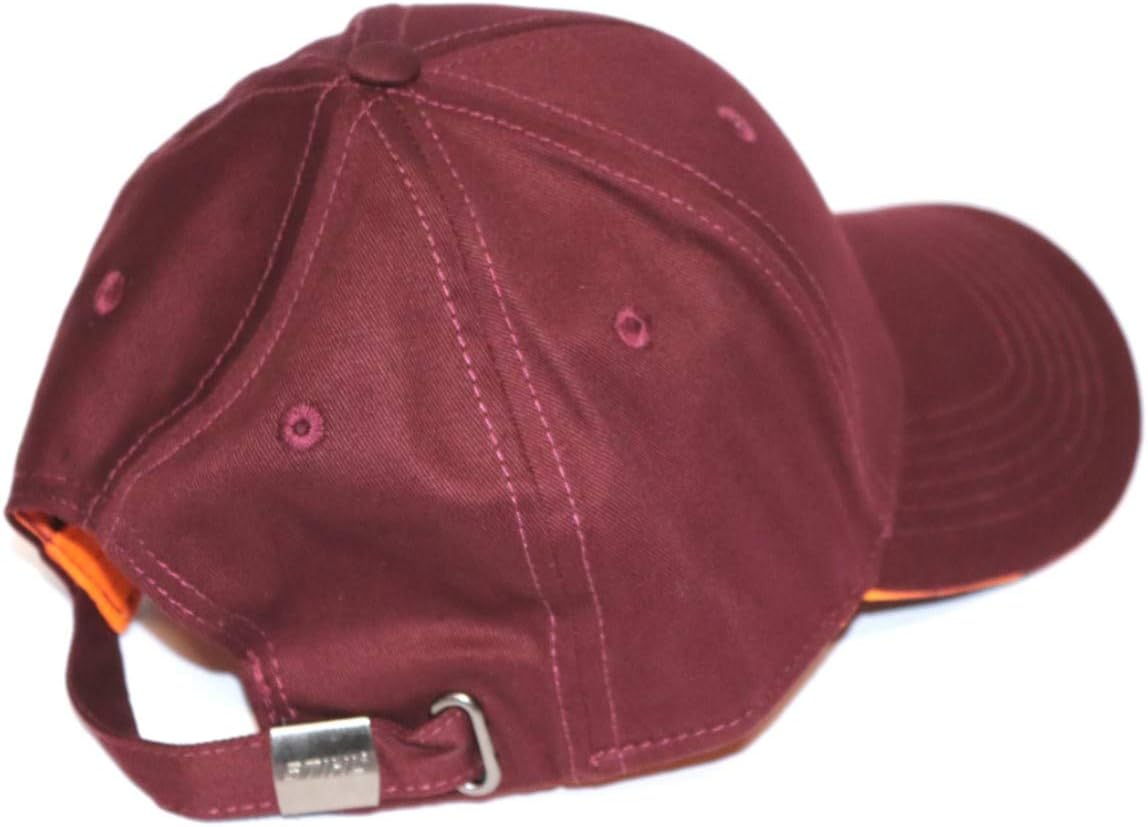 Cappellino da baseball unisex in cotone, colore bordeaux, con chiusura regolabile in metallo sul retro. Design classico e versatile, ideale per attività all'aperto, sport o uso quotidiano. Accessorio alla moda per tutte le stagioni.