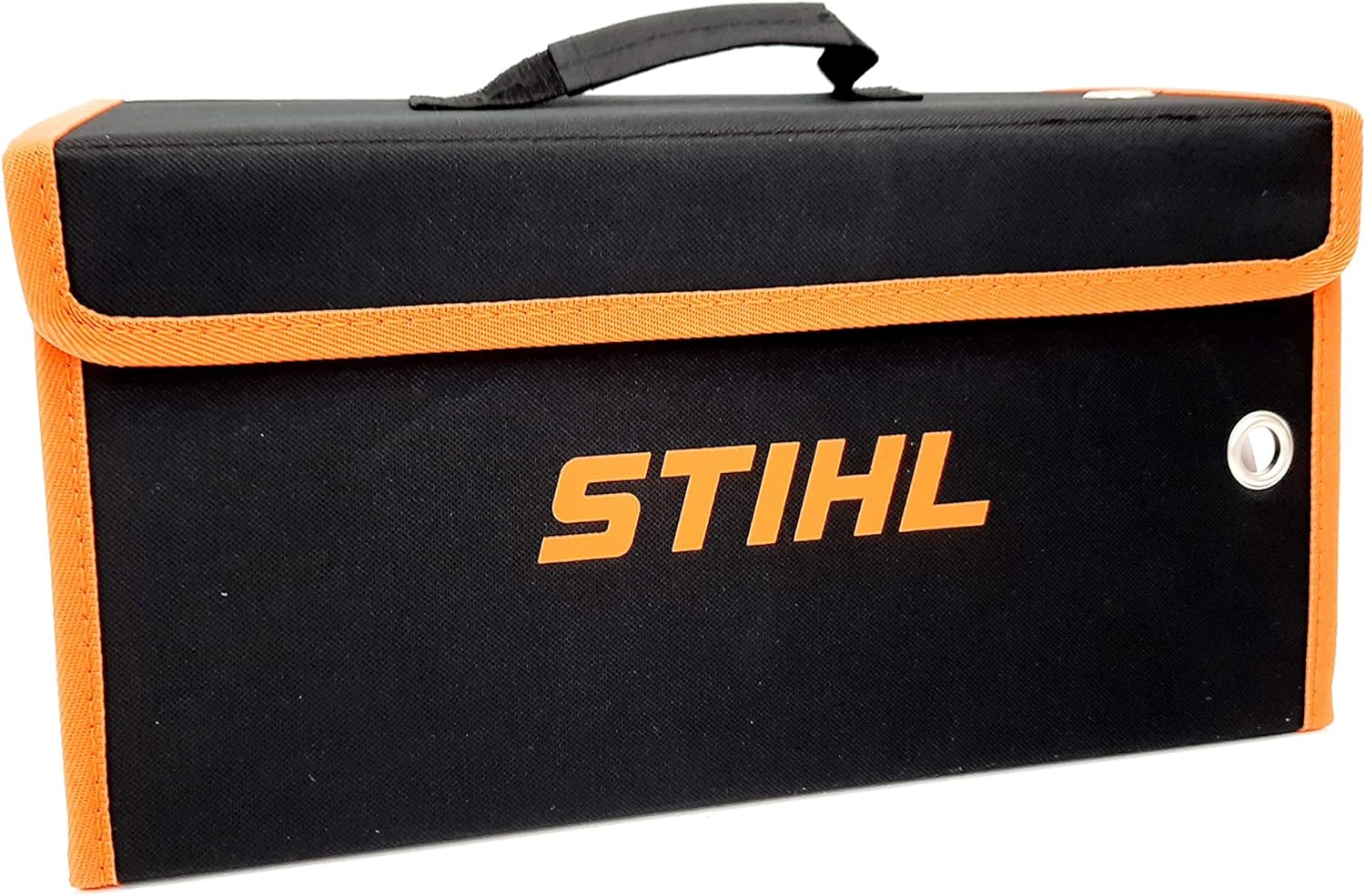 Custodia porta attrezzi STIHL in tessuto nero con bordi arancioni, dotata di maniglia per il trasporto. Perfetta per conservare e trasportare attrezzi da giardinaggio e manutenzione. Design robusto e resistente, ideale per professionisti e appassionati.