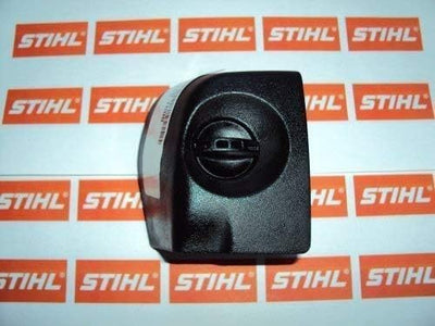 Immagine di un ricambio originale Stihl, specificamente un tappo del serbatoio per motosega, posizionato su uno sfondo con il logo Stihl ripetuto. Ideale per garantire la qualità e la compatibilità con i modelli di motoseghe Stihl.