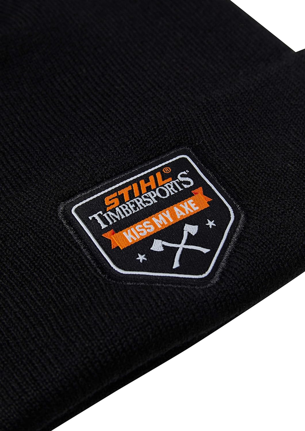 Berretto nero in maglia con patch ricamata "STIHL TIMBERSPORTS" e scritta "KISS MY AXE". Accessorio caldo e alla moda, ideale per appassionati di sport forestali e attività all'aperto. Design robusto e distintivo.