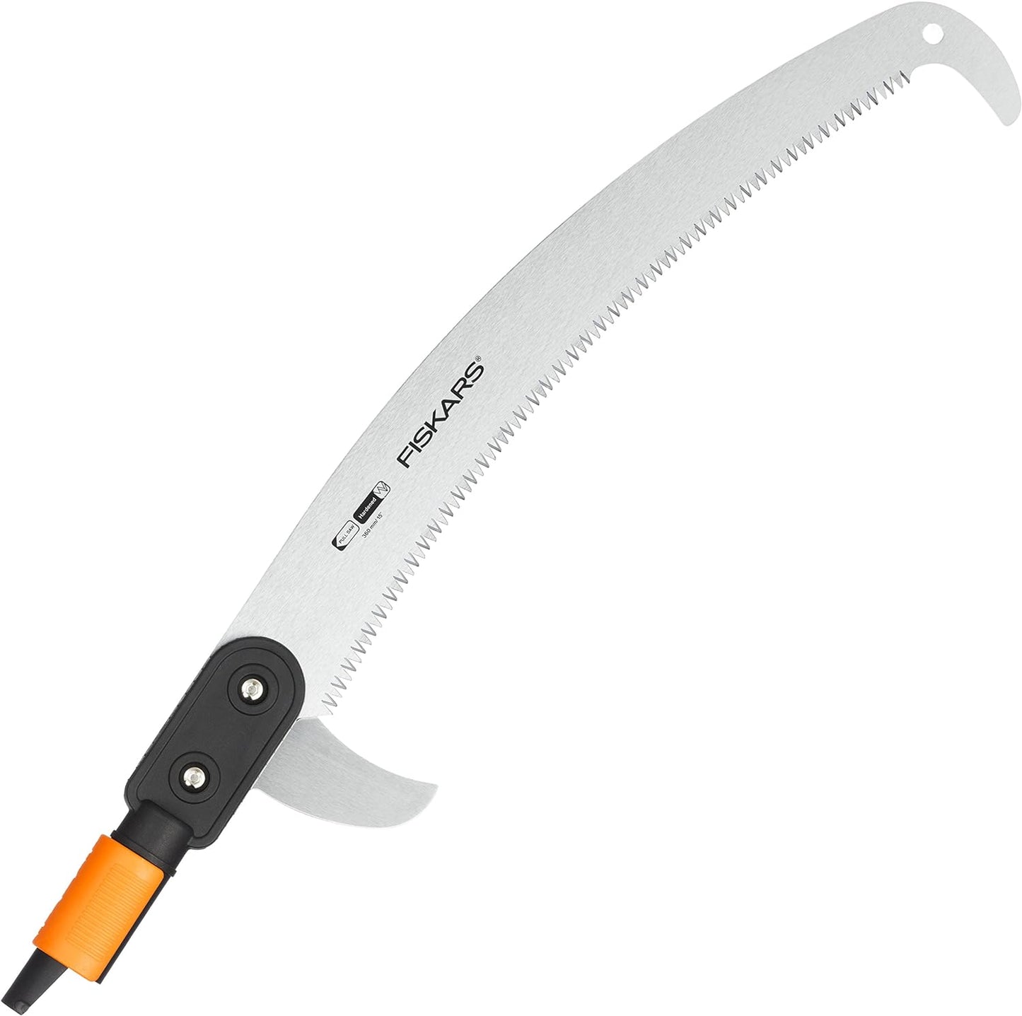 Seghetto da potatura Fiskars con lama curva in acciaio inox e manico ergonomico arancione e nero. Ideale per tagliare rami alti e spessi, garantendo precisione e facilità d'uso. Utensile da giardinaggio professionale.