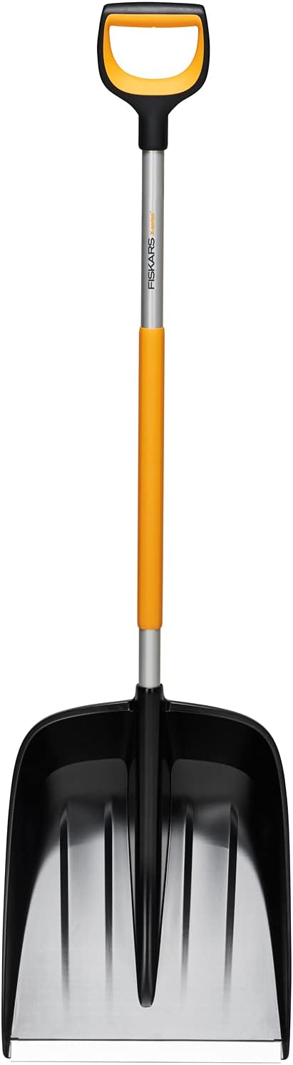 Pala da neve ergonomica Fiskars con manico in alluminio e impugnatura arancione. Lama robusta in plastica e metallo, ideale per rimuovere neve e ghiaccio. Strumento da giardino resistente e leggero per uso domestico e professionale.