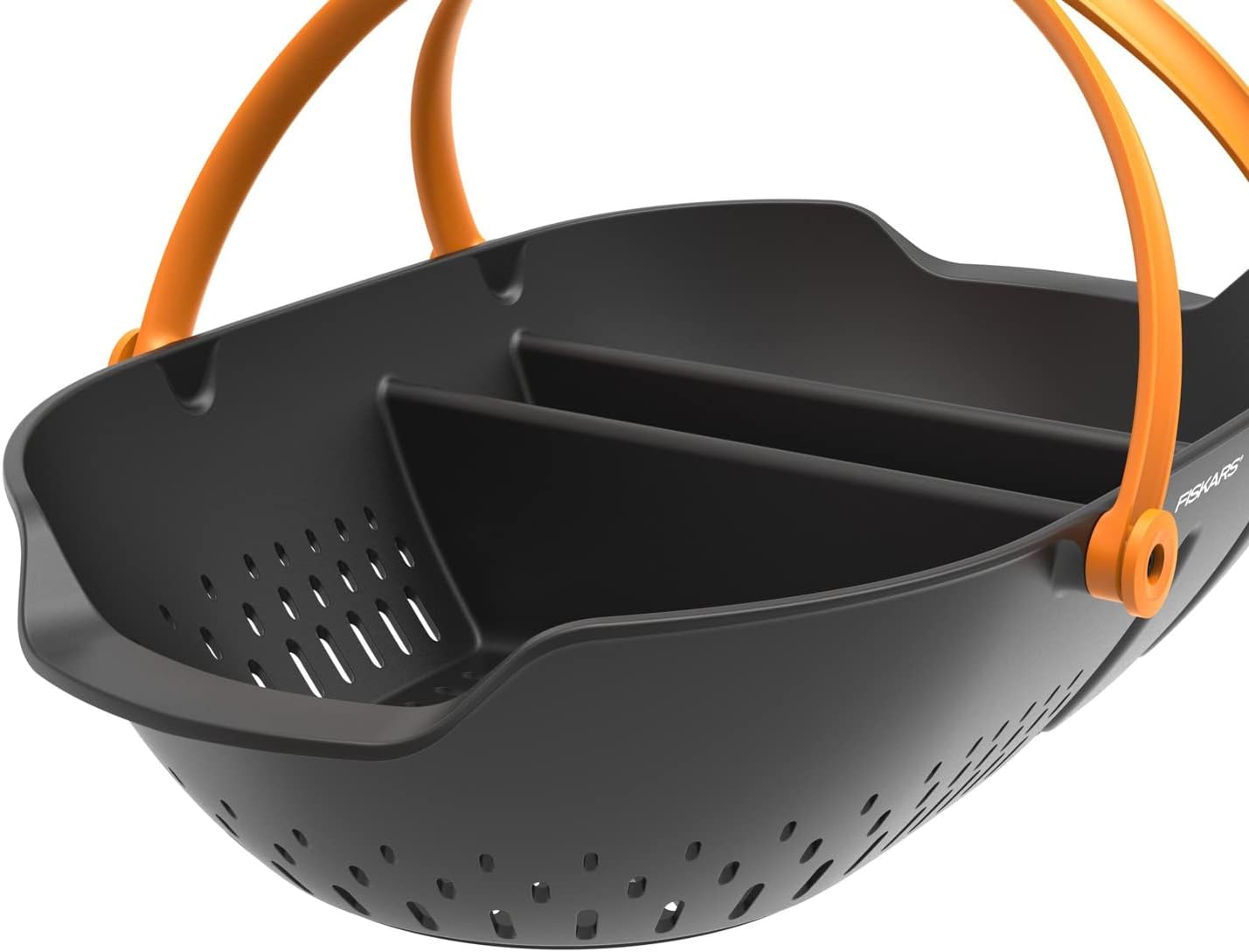 Cestino scolapasta multiuso Fiskars, nero con manici arancioni. Design ergonomico con divisori interni e fori per il drenaggio. Ideale per lavare e scolare frutta, verdura e altri alimenti. Resistente e pratico per l'uso quotidiano in cucina.