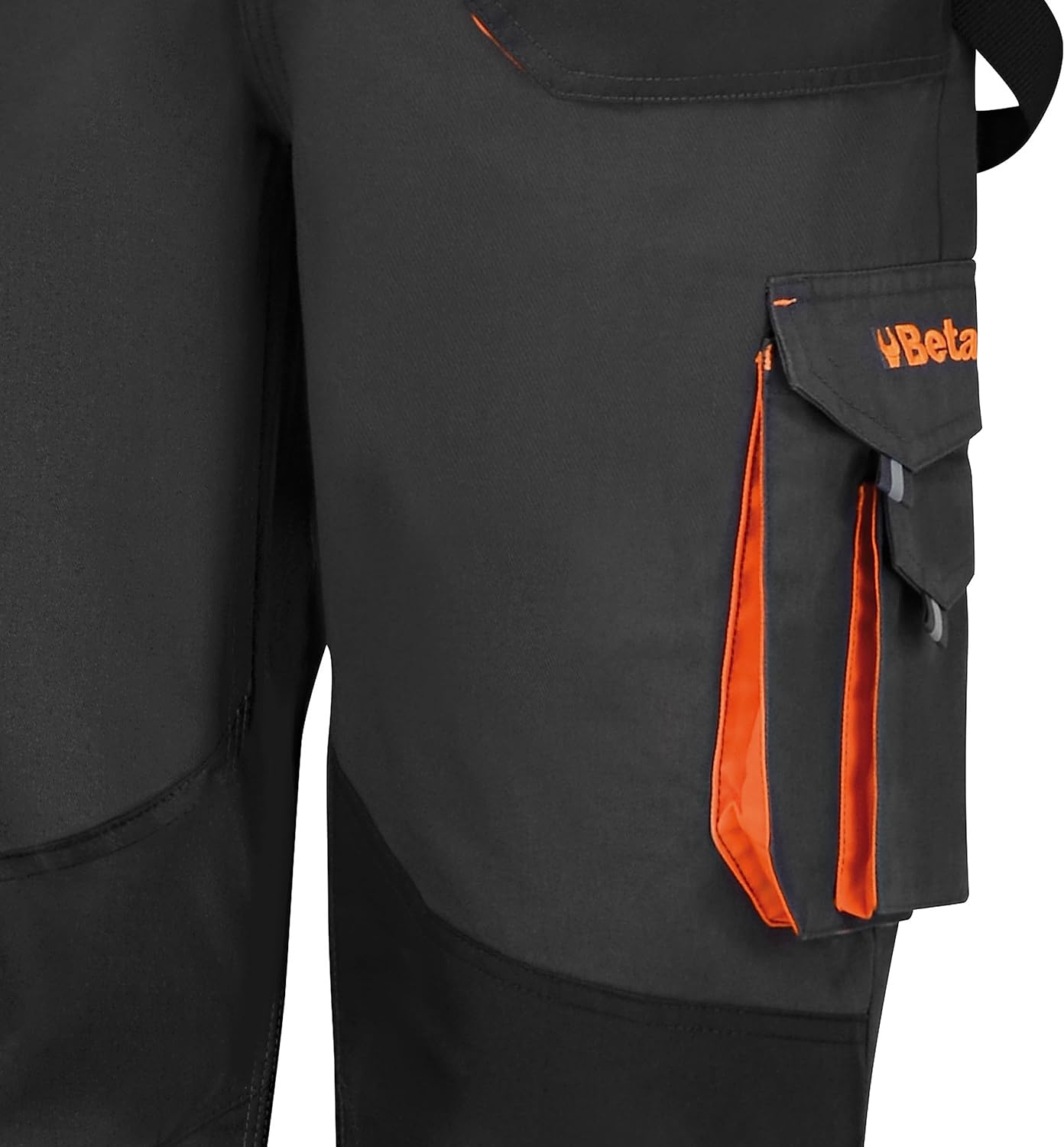 Pantaloni da lavoro Beta in tessuto resistente nero con tasche multiple e dettagli arancioni. Ideali per professionisti che necessitano di abbigliamento pratico e durevole. Tasche cargo per utensili e accessori. Design ergonomico per comfort e funzionalità.