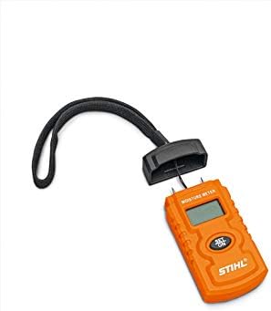 Misuratore di umidità Stihl arancione con display digitale e sonda a due punte, dotato di cinghia di sicurezza nera. Ideale per misurare il livello di umidità nel legno e altri materiali. Strumento portatile e facile da usare per professionisti e hobbisti.