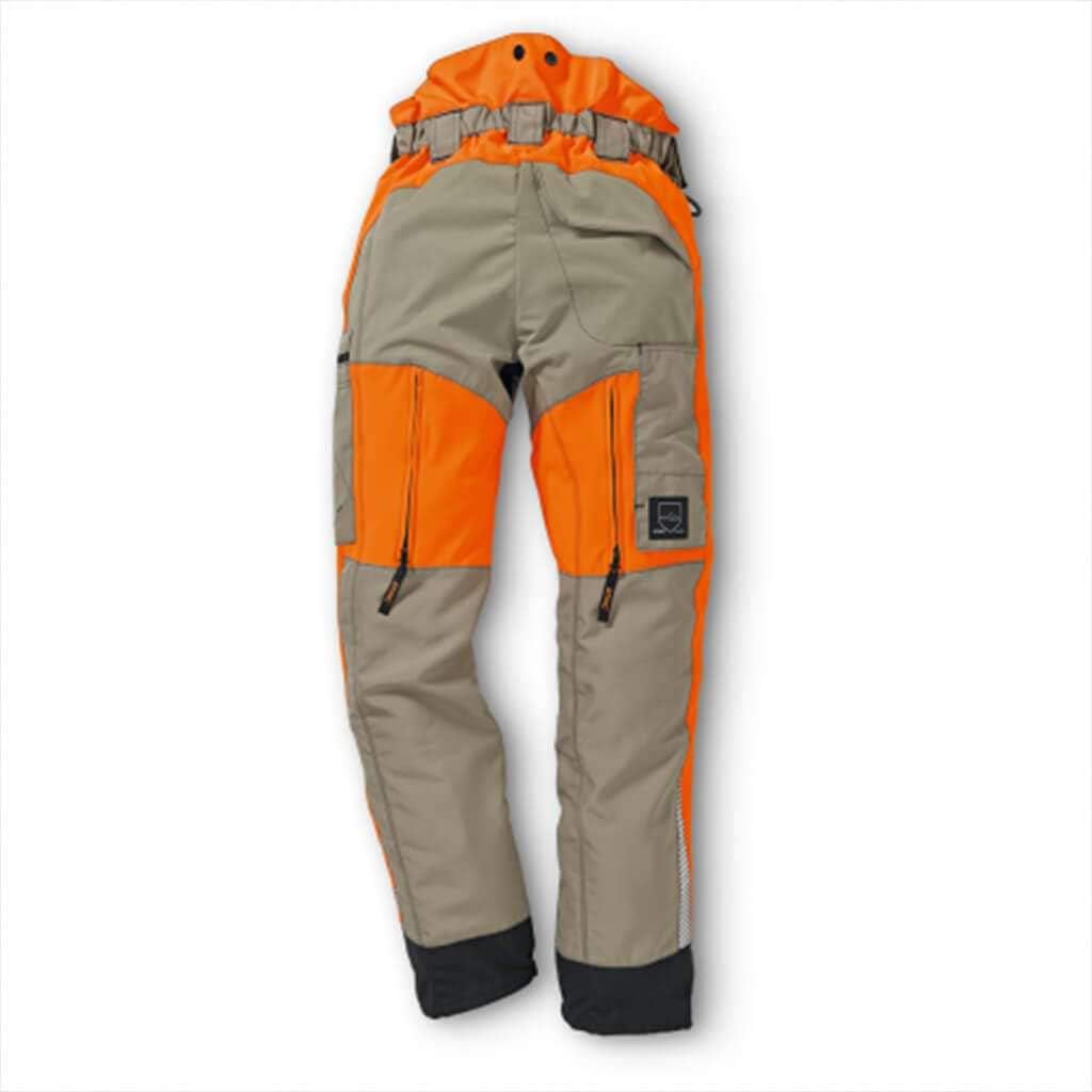 Pantaloni da lavoro resistenti in tessuto arancione e grigio, progettati per la sicurezza e la visibilità. Dotati di tasche con cerniera, rinforzi sulle ginocchia e dettagli riflettenti, ideali per lavori all'aperto e ambienti difficili.