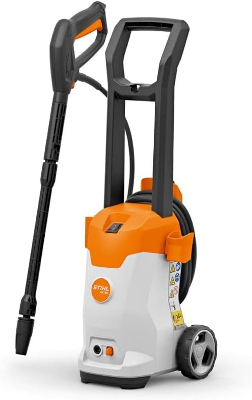 Idropulitrice STIHL RE 90 ad alta pressione con design compatto, manico ergonomico, tubo flessibile, ruote per facile trasporto, ideale per pulizia esterna, giardino, auto e superfici dure. Colore arancione e bianco.