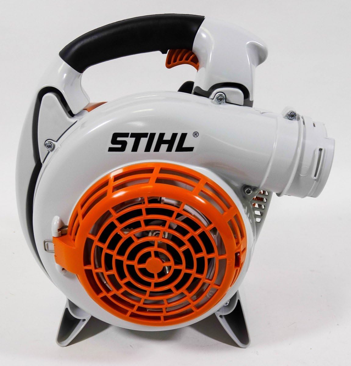 Soffiatore a mano STIHL, modello BG 56, colore bianco e arancione, con manico ergonomico nero. Strumento potente per la pulizia di foglie e detriti, ideale per giardini e spazi esterni. Design compatto e leggero per un uso confortevole.