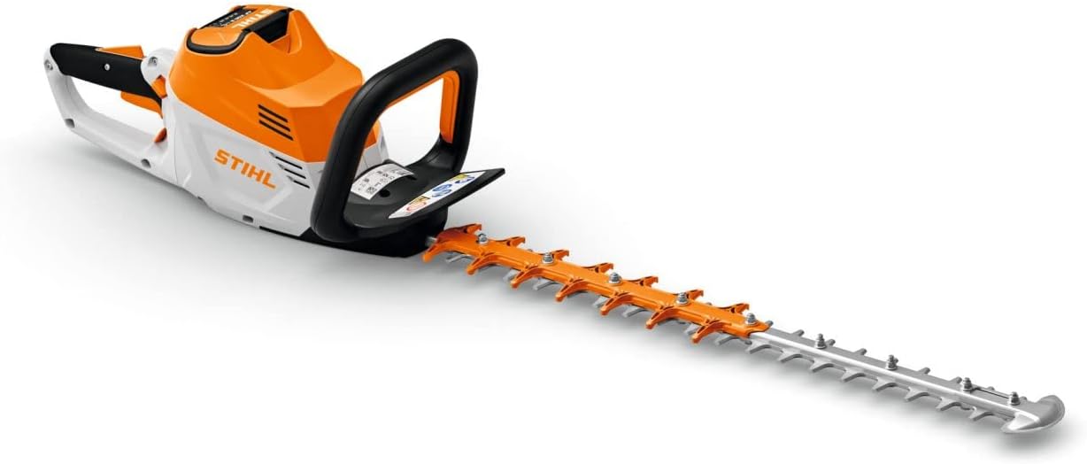 Tagliasiepi a batteria STIHL HSA 94 R, colore arancione e bianco, con lama doppia affilata per taglio preciso. Impugnatura ergonomica e design leggero per uso prolungato. Ideale per giardinaggio professionale e manutenzione siepi.