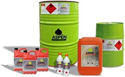 Barili verdi e contenitori di plastica rossi e bianchi di carburante Aspen, con etichette di sicurezza e logo visibili. Prodotti per motori a due tempi, ideali per uso professionale e domestico. Taniche di varie dimensioni per diverse esigenze.