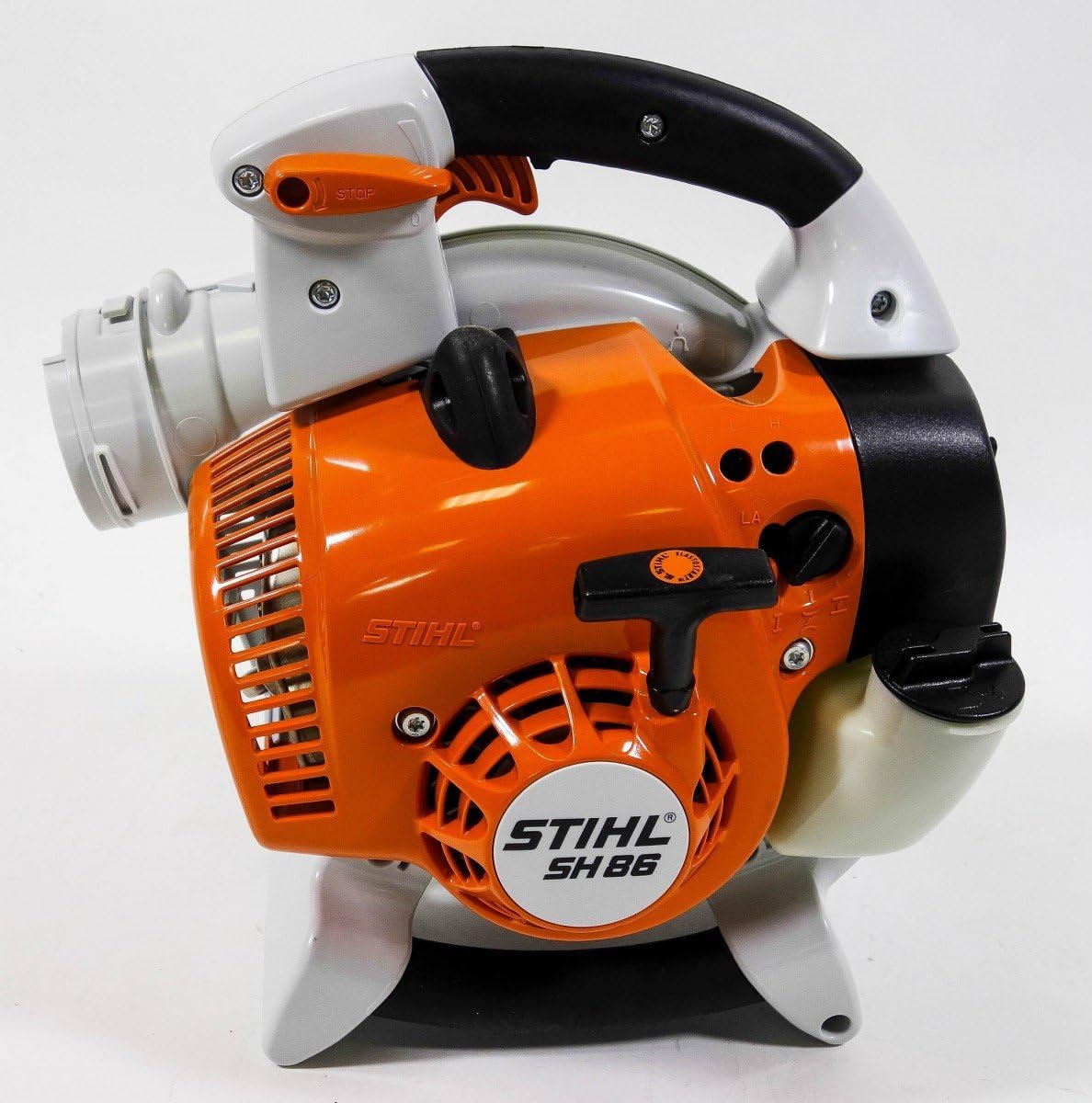 Soffiatore aspiratore trituratore Stihl SH 86, potente e versatile, ideale per giardinaggio e pulizia esterna. Motore a scoppio, design arancione e nero, maniglia ergonomica. Perfetto per foglie e detriti. Alta qualità Stihl per prestazioni eccellenti.