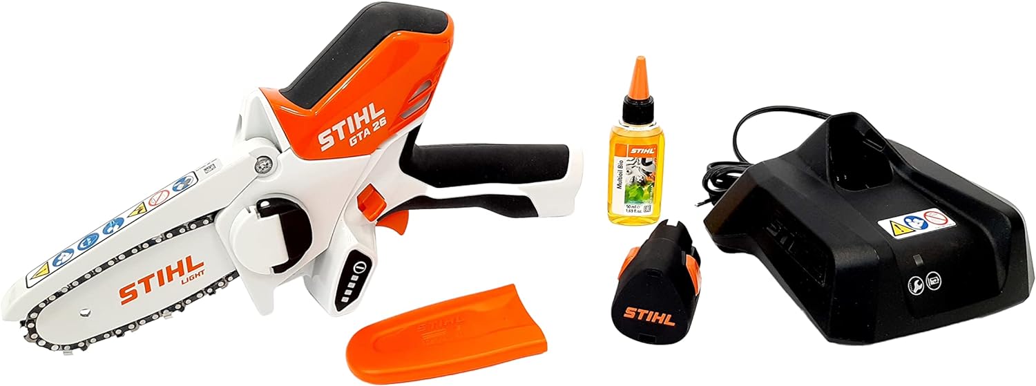 Motosega a batteria Stihl GTA 26 con accessori: caricabatterie, batteria, olio lubrificante e coprilama. Ideale per giardinaggio e lavori di taglio legno. Strumento potente e leggero per uso domestico e professionale.