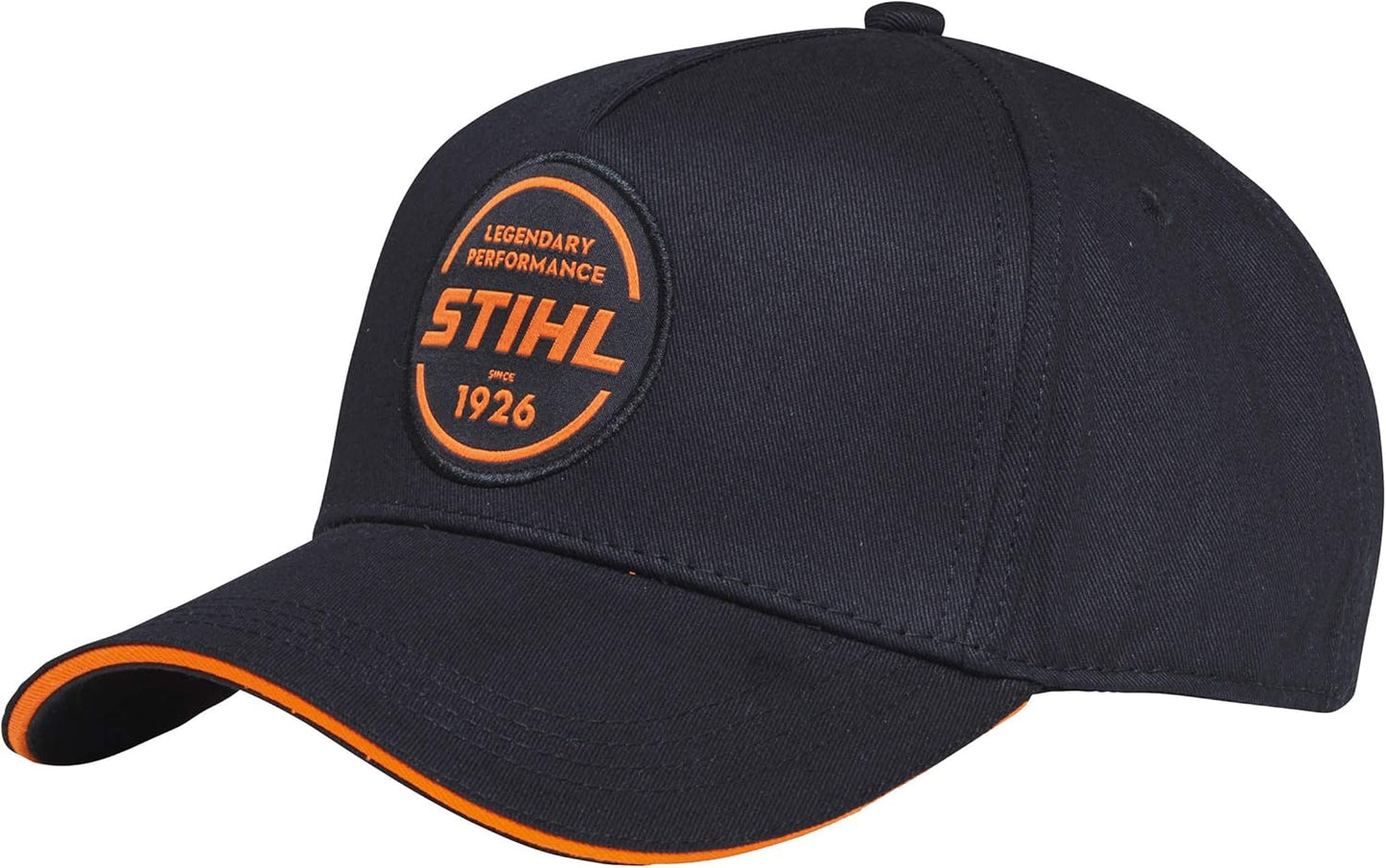 Berretto nero STIHL con logo arancione "Legendary Performance" sul davanti, visiera curva con bordi arancioni, stile casual, ideale per uso quotidiano e attività all'aperto, accessorio moda uomo e donna, alta qualità, dal 1926.