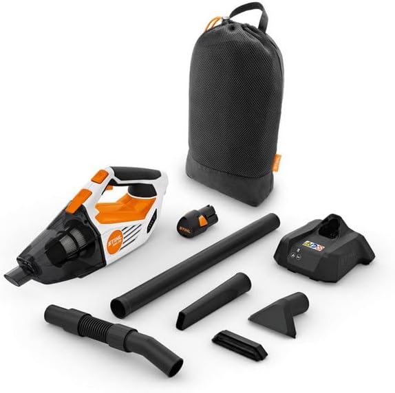 Aspirapolvere portatile Stihl con accessori inclusi: bocchetta per fessure, tubo di prolunga, bocchetta a spazzola, caricabatterie, batteria e borsa per il trasporto. Ideale per pulizia auto e casa. Design compatto e leggero.