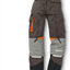 Pantaloni protettivi STIHL per taglialegna, colore grigio scuro e arancione, con tasche laterali e rinforzi sulle ginocchia. Ideali per lavori forestali, offrono sicurezza e comfort. Materiale resistente e design ergonomico.