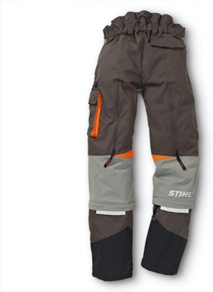 Pantaloni protettivi STIHL per taglialegna, colore grigio scuro e arancione, con tasche laterali e rinforzi sulle ginocchia. Ideali per lavori forestali, offrono sicurezza e comfort. Materiale resistente e design ergonomico.