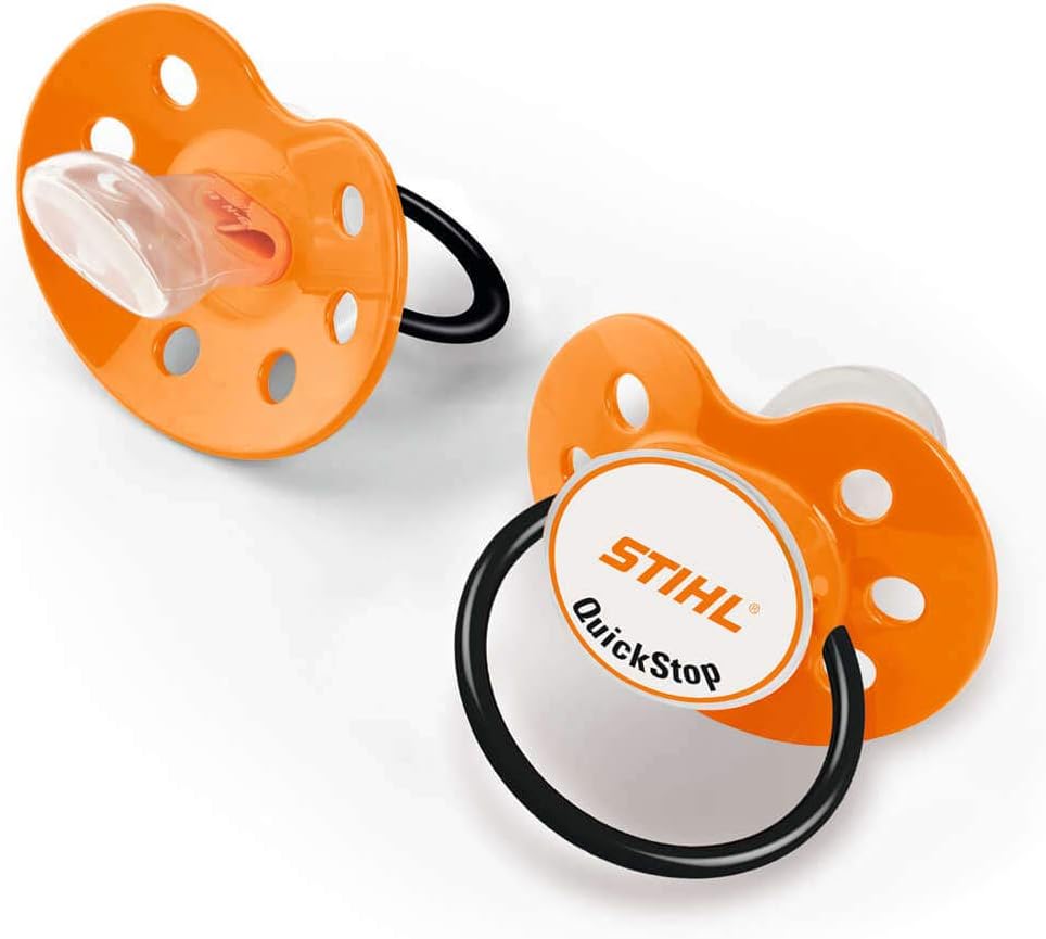 Due succhietti per bambini arancioni con anello nero, marchiati STIHL QuickStop. Realizzati in silicone sicuro, i ciucci presentano un design ergonomico con fori per la ventilazione. Ideali per il comfort e la sicurezza dei neonati.